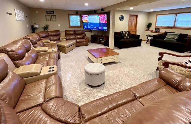 HillTop Manor - Spacious 6 BR +PS5+Fire pit+Pool Table