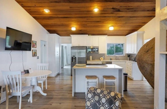 Hilltop Retreat, Private Hiking Trails, Main House + 2 Vills, Open Views