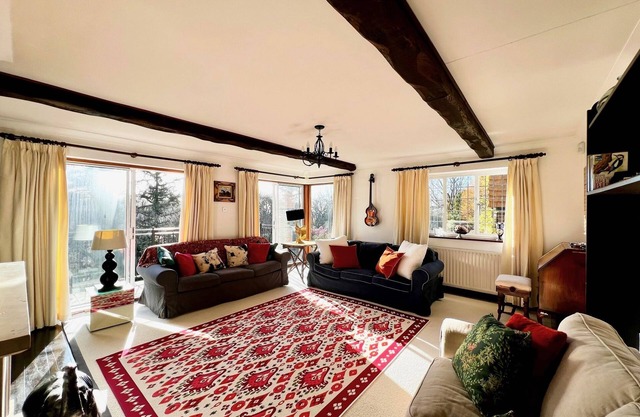 Hilltop walkers paradise with a view, sleeps 10
