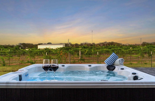 Hilmy Haus, Hot Tub, Pet friendly, Fire Pit!