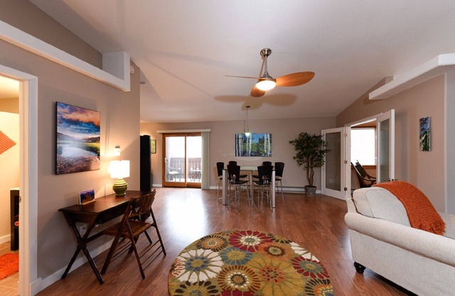 Hip, Gorgeous and Spacious Loft Condo in Downtown Estes Park on Parade Route