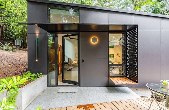 Hip Modern Studio in serene central Bellevue with AC, WiFi, Kitchen, TV