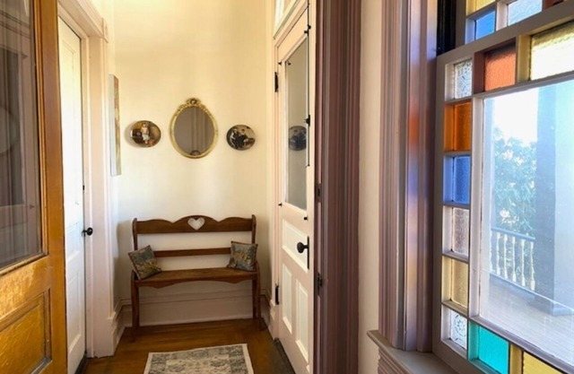Historic 1884 Victorian Downstairs Unit. Walk to everything! Close to elk!
