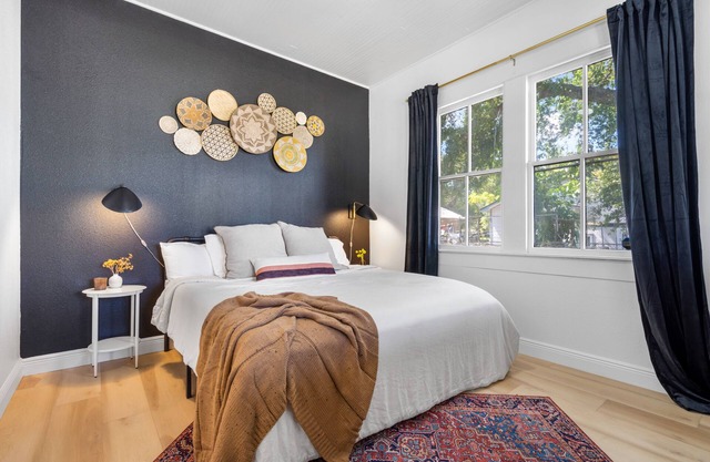 Historic 1920s Ybor Bungalow 3 Beds 1 Bath AWESOME BACKYARD! PETS OK!