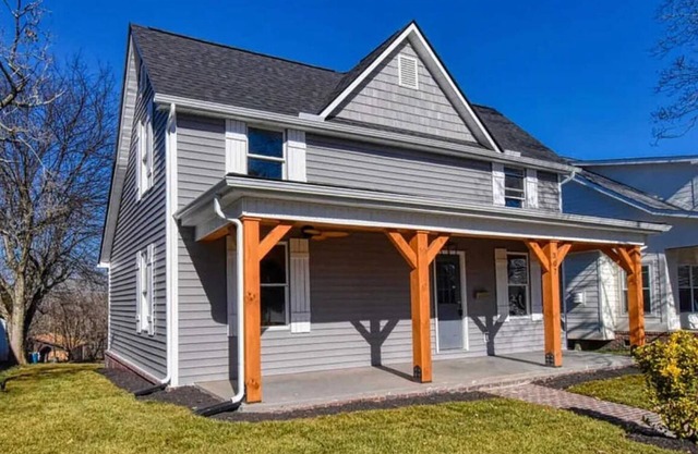 Historic 2-bedroom house with WiFi and AC in downtown Lenoir City