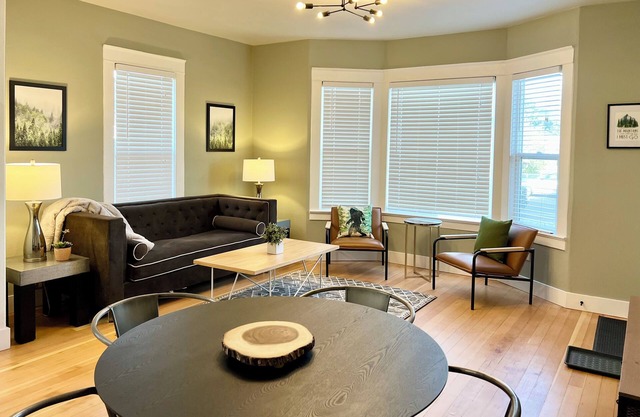 Historic 3-bedroomTownhouse in Downtown Eatonville!