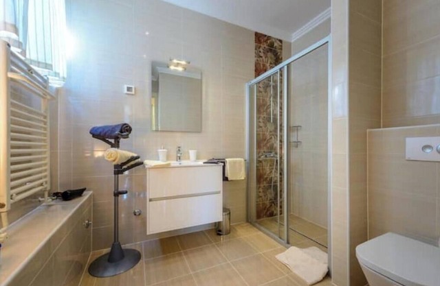 Historic 5-Bedroom Villa Hot tub - Just a 3-Minute Walk to the Old Town