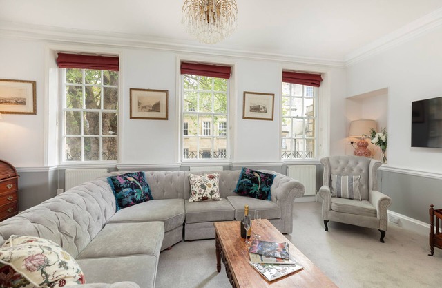 Historic 6 Bed Townhouse-Roman Baths 1 min walk