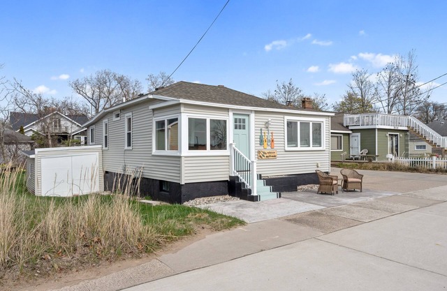 Historic Beach Cottage Steps away from The Deck and across from the beach