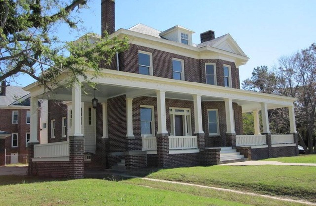 Historic Beach Front Home: Victorian Elegance. Large Rooms with AMAZING bay view