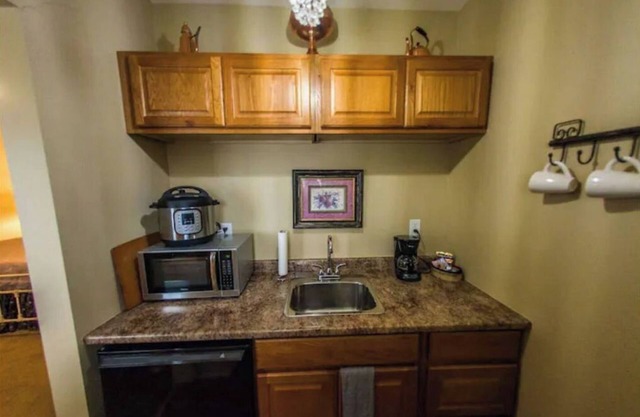 Historic Building Suite @ Glendale -King Bed-Wifi
