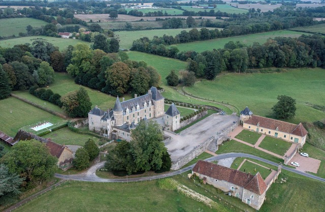 Historic castle with swimming pool 42-hectare forest - Regional nature park 2 hours from Paris