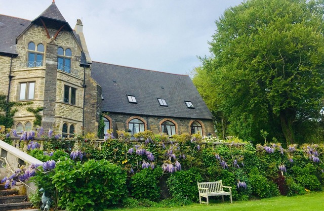 Historic Chapel Cottage with pool & pet friendly
