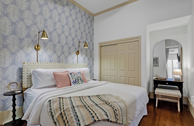 Historic Downtown Savannah * Walk to Forsyth Park * Sleeps 4