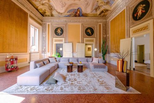 Historic Frescoed Noble Floor in Central Bologna