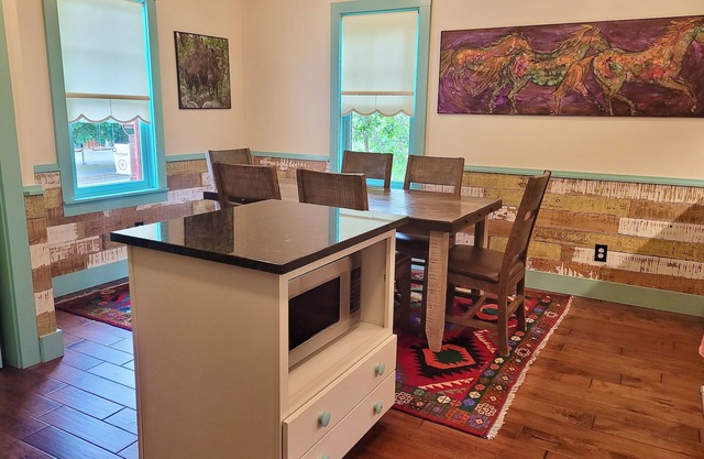 Historic Guy Waring House in Downtown Winthrop, Sleeps 5!