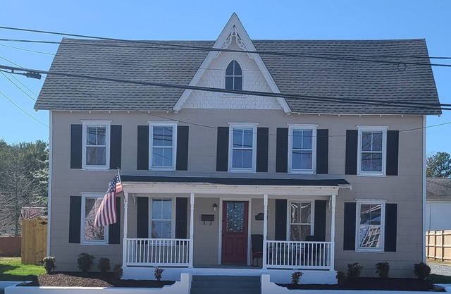 Historic home in downtown Milton w/hot tub. Quick drive to the Delaware beaches!