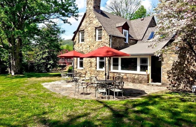 Historic large waterfront home right in downtown Hot Springs