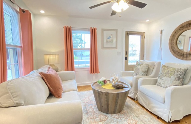 Historic, Private, Clean Cottage 2 miles to dwntwn Pensacola, NAS nearby.