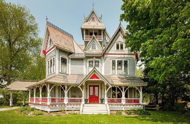 Historic Richford Victorian Mansion by the River!