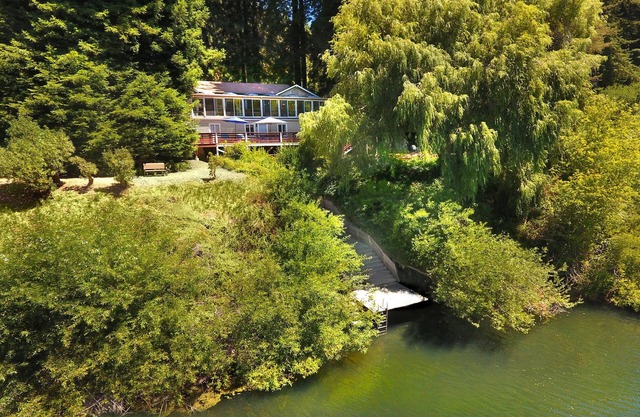 ~Historic Riverfront 5 Bed 5 1/2 Bath home + Hot Tub, Private Dock & Watercraft~
