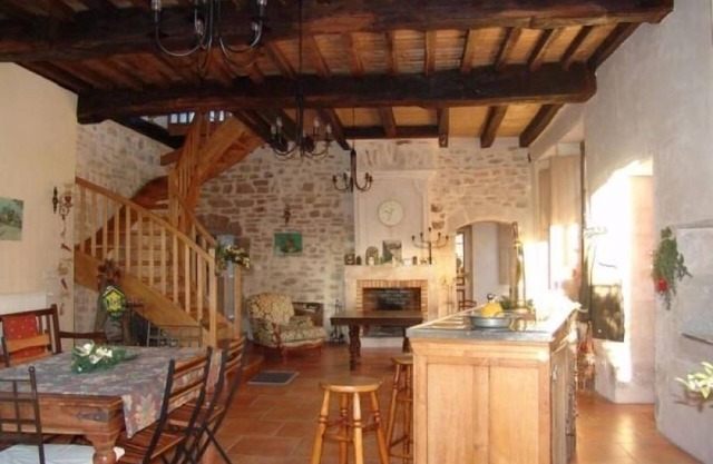 Historic XIV Century Cottage with Modern Comforts, Garden and Parking