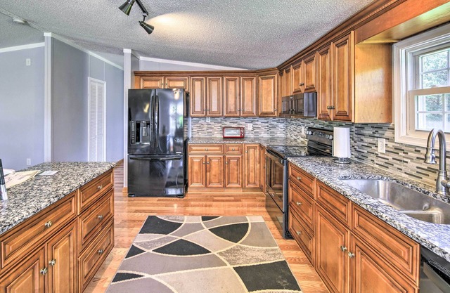 Hiwassee Home w/Mtn + Sunset Views - Dog OK!