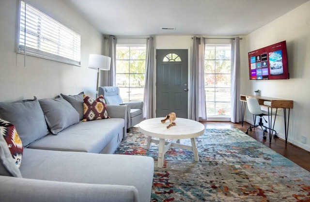 Hoadley Home-Groups/Pets/Games/FastWiFi/Workspace