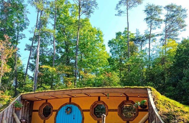 Hobbit Hollow near Red River Gorge w/ Hot Tub