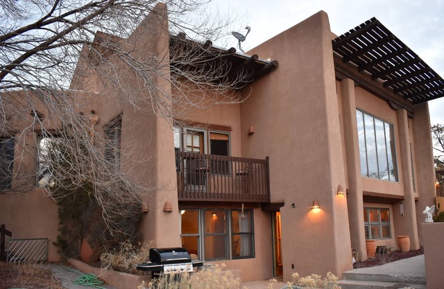 Hobbit House and Garden Apartment. You will enjoy Santa Fe in a unique way!