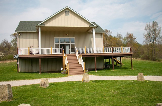 Hocking Hills Lodge w/hottub,10acre lake, with Basketball & Pickleball court