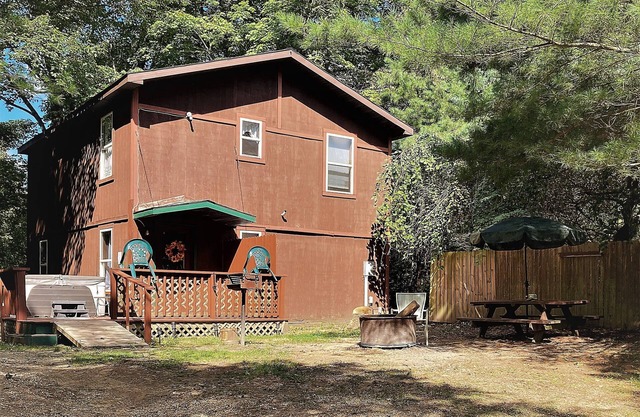 Hocking Hills Serenity Chalet with Hot tub!