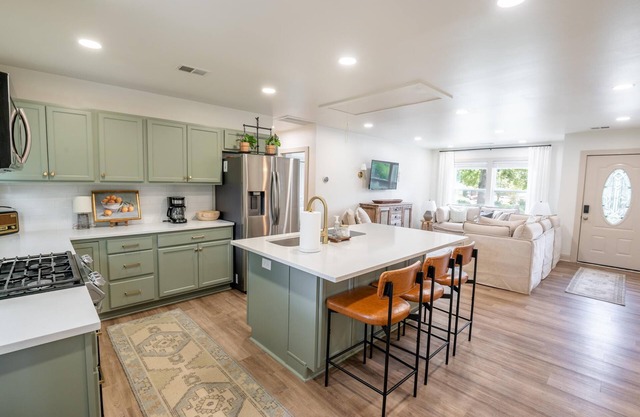 Holcombe Premier: Modern Luxury : 4br Home