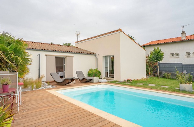 Holiday Home 'De La Crete' with Sea View, Shared Pool and Wi-Fi