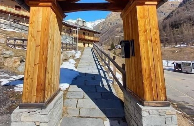 Holiday apartment Gressoney la Trinite' for 4 persons with 2 bedrooms - Penthouse holiday apartment