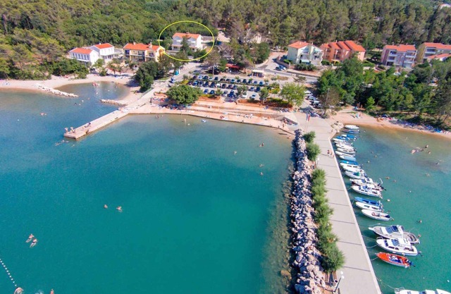 Holiday apartment away with air conditioning, just 40 meters from the beach