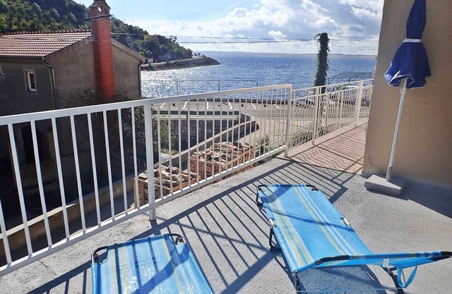 Holiday apartment for 6 people with sea view