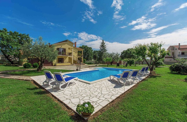 Holiday apartment with pool near Porec