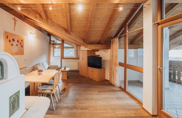 Holiday Apartment 'Oberegghof Hahnenkamm' with Mountain View and Wi-Fi