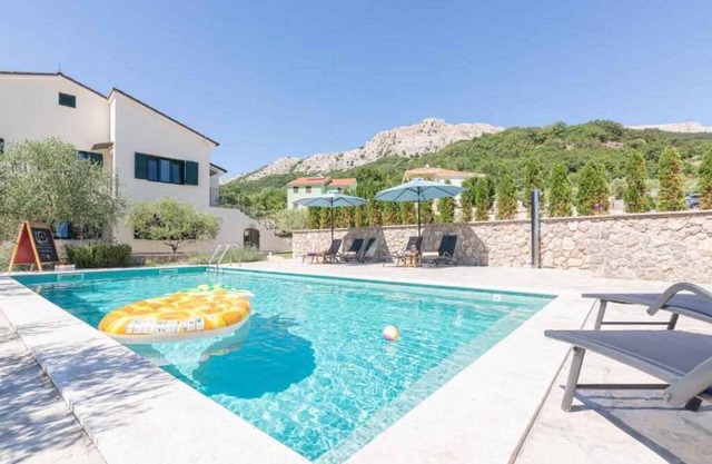 Holiday apartment with shared swimming pool