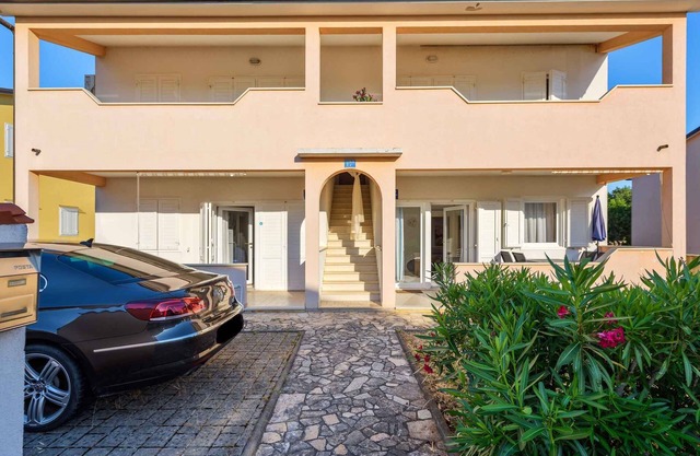 Holiday apartment with air conditioning near the sea