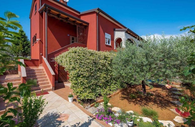 Holiday apartment with barbecue and air conditioning