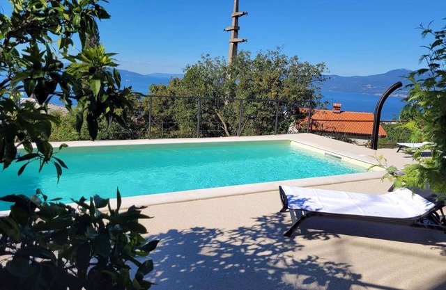 Holiday apartment with large pool and beautiful sea view