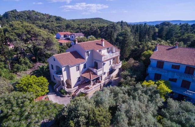 Holiday apartment with outdoor shower in the garden