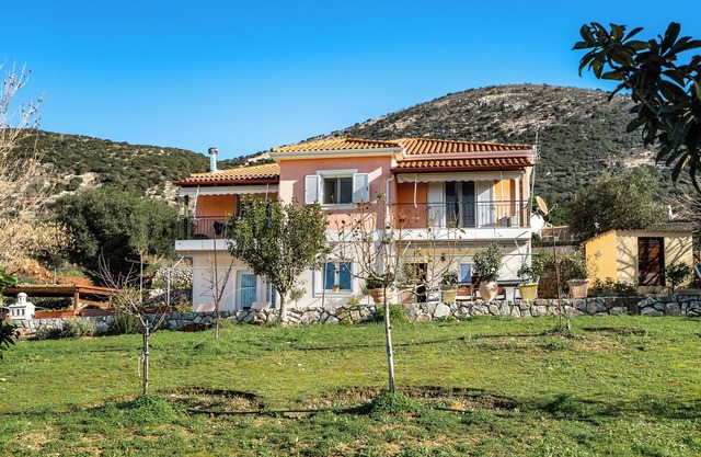 Holiday Apartment "Zoi" with Sea View, Shared Garden & Wi-Fi