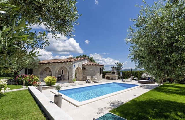 Holiday cottage Istranka * large garden, private pool, BBQ, WiFi