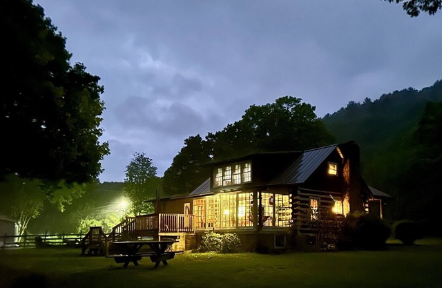 Holiday dream cabin-I-77 access, historic/antiques/wifi, back-in-time stay for 2