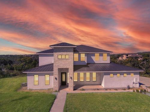 Holiday Family Retreat at Lake- Lake Views, Pickleball, Jacuzzi & Winery