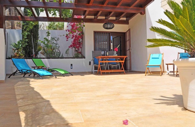 Holiday flat with modern amenities with a spacious patio in a natural setting away from the town center near the beach