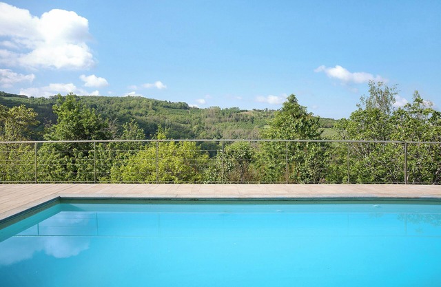 Holiday Home 'La Corte di Langa Alloggio Rubino' with Shared Pool & Wi-Fi